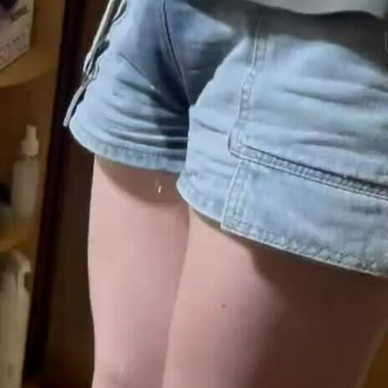 お気に入りのデニムショーパンを穿いておしっこしました♡