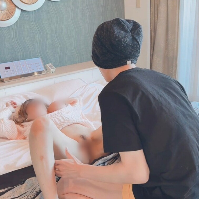 思い切り広げられておまんこ丸見え😣💕
恥ずかしいけど今からいっぱいペロペロしてもらうよ💗
るりのおまんこ舐めてくれる