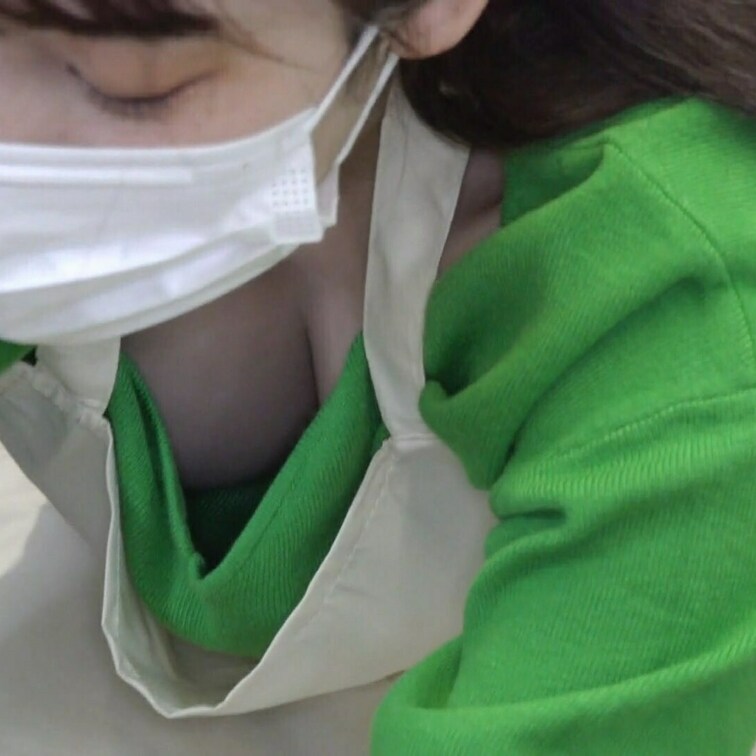 ちょい見せ。本編はこちらから→
#03【陶芸中の胸チラ】旦那の横でNTR胸チラ！美人妻のおっぱい拝み!!浮きブラ/谷間