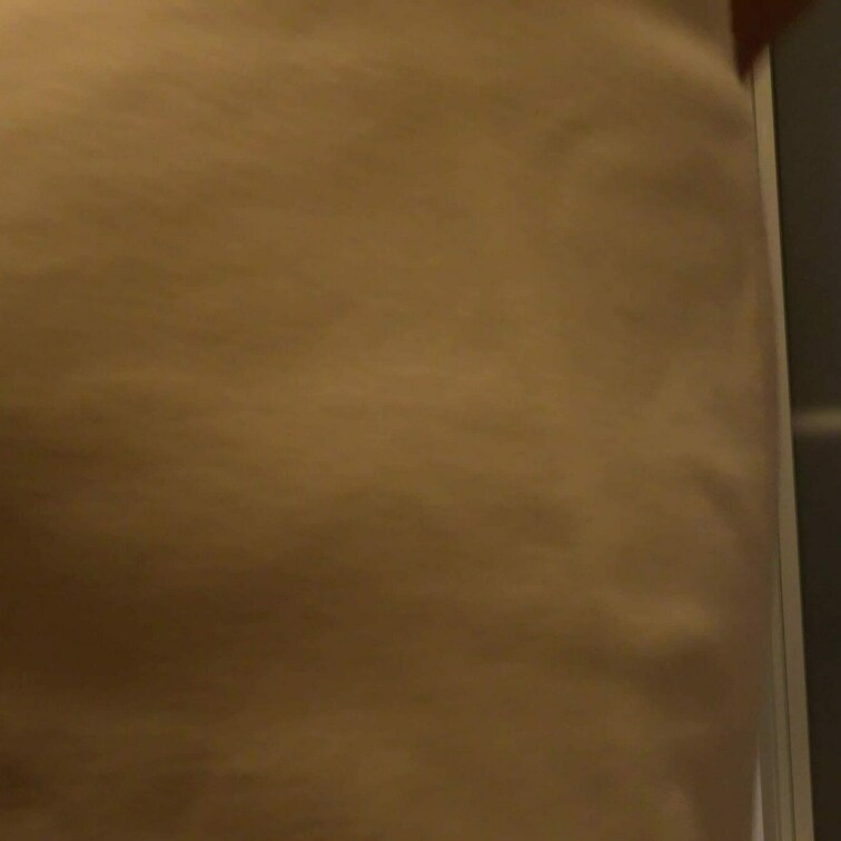 今日はリクエストいただきましたお着替え動画です😳
ご支援者様からいただいたエッチなコスプレにお着替え🤤
もちろんこの