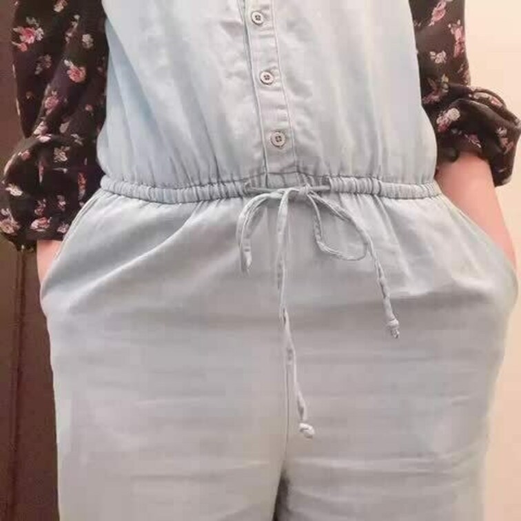 人妻がサロペット脱いだらセクシーなパンティが♡
上をめくりあげたら、なんとノーブラだった🫣
