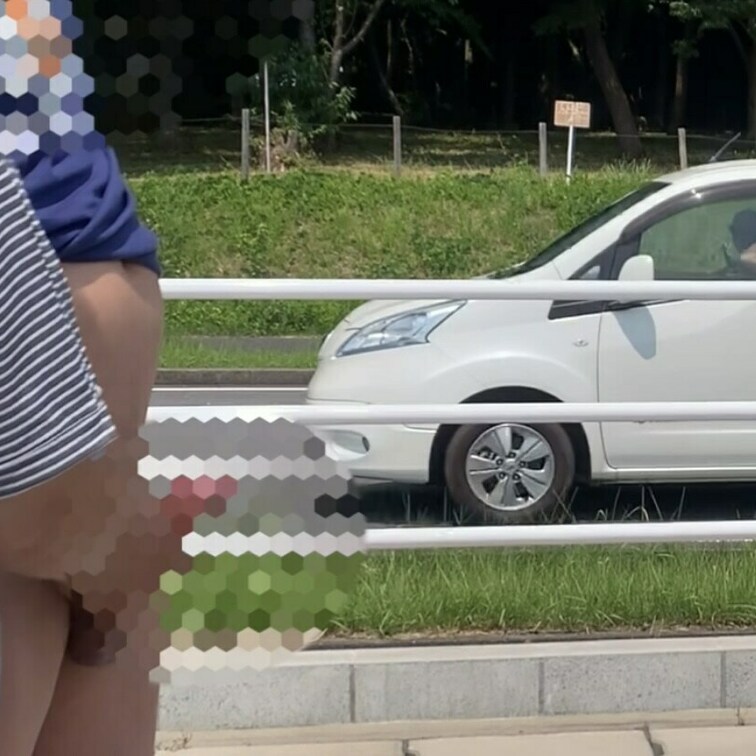 今日はお休みなので露出遊びをしてみました😅
通りの駐車場にて手コキ〜通る車、通る車見てる見てるみられてる😓