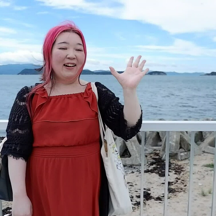 りほさん。海辺で普通に話すだけの動画です。この日は混浴オフ会。この後は一般参加者の前で全裸入浴です。