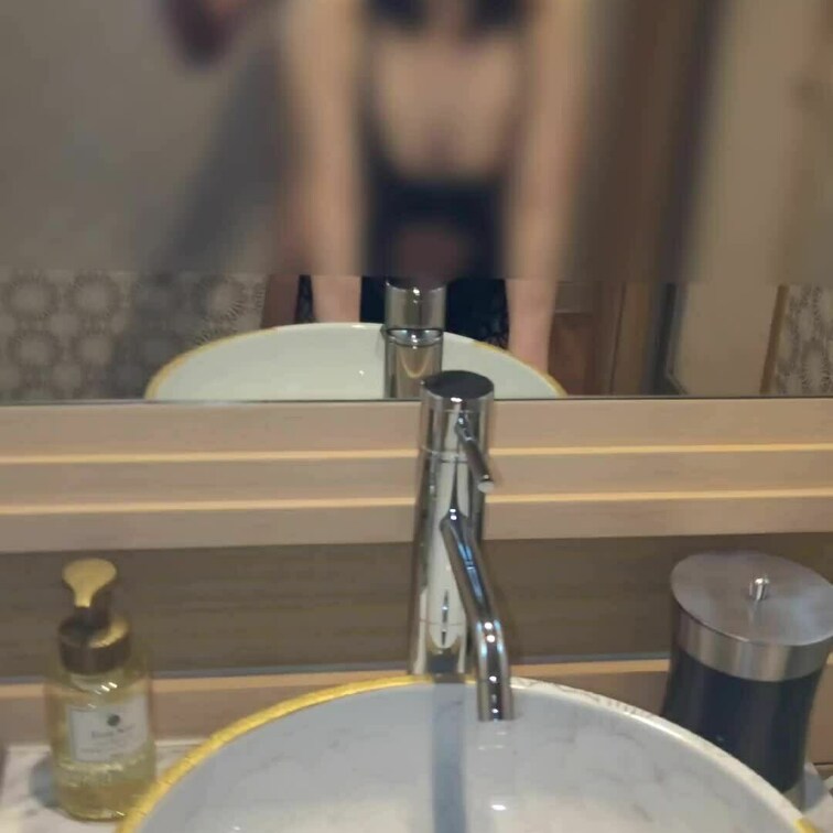 鏡の前での潮吹きバック動画です😋