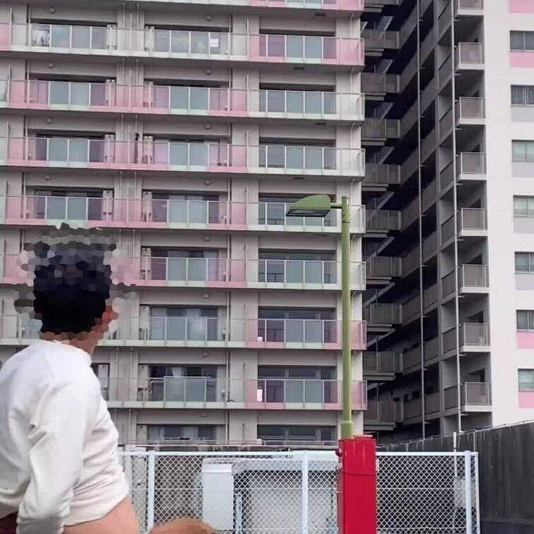 近所の奥様とお買い物行ったら、「ここでしゃぶりたい！」マンション前だけどしゃぶらせてハメハメしました😅