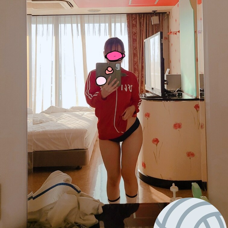 Twitterで意外にも好評だった写真です💜💜


ホテルで借りたジャージコスプレと手持ちのブルマを合わせたら『むちむち