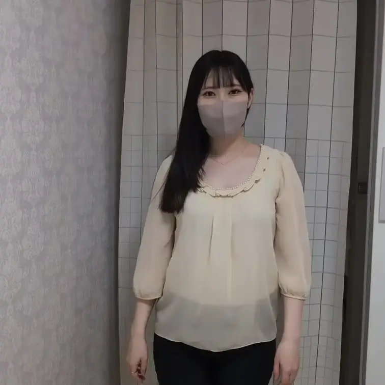 いつも背中が見えるから新しい服を着てきたの?
でも、結局見えちゃったね!!笑
「スカスカするんだけど!」といつもより気にして直しているように見えましたが、
しっかり施術を行うことは大事なので、いつも通り施術しましたよ!!
腸活マッサージでおへそ触ったら、触られてるの気づいてたし、警戒心高くなってきてるのかな??
おっと。変態と言われてしまう。。。。