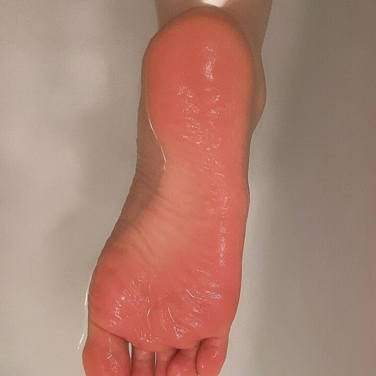 お風呂でふやけた足〜
お休みなさい🌙

#足フェチ　#足裏　#恋足　#足指　#footjob　#あんよ