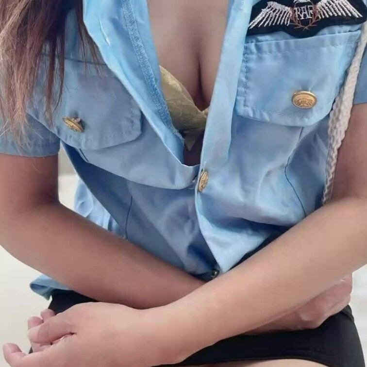 1-1
婦警さんのコスプレして夫とえちえちタイム😘
ソファ🛋の向こうで○○○が寝てる為👶💤、声を出せない😭
でも、