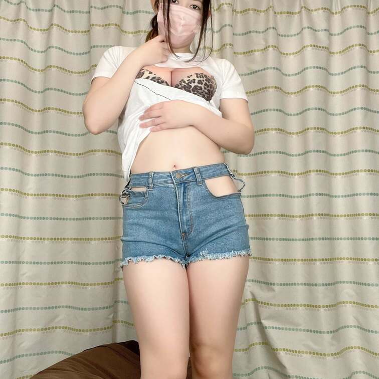 えちえち穴あきジーンズでアソコをくちゅくちゅ💕