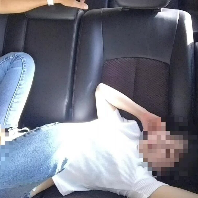 他人棒とカーセックスの様子をご覧下さい。
白昼堂々と車内で乳首舐めしながらフェラしてました。
正常位、バックと色々な