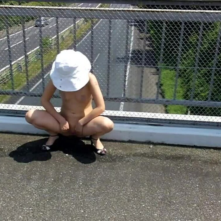 【璃子】高速上放尿ｗ
乳首と股間には前張り代わりの絆創膏...
それをはがしての放尿タイム...
