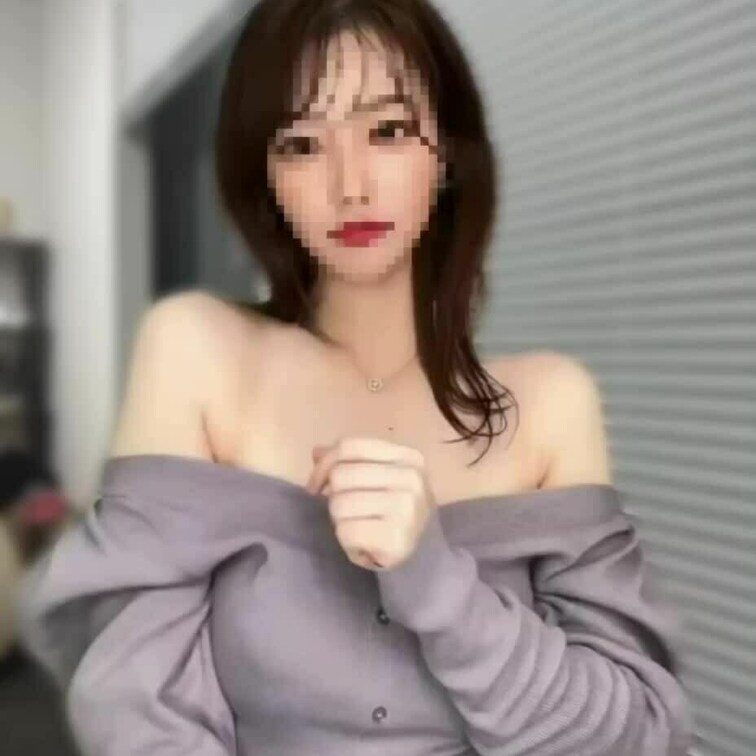 オフィスでの私です^^
ミーティングルームとはいえ、誰か入ってきたら大変でした💦