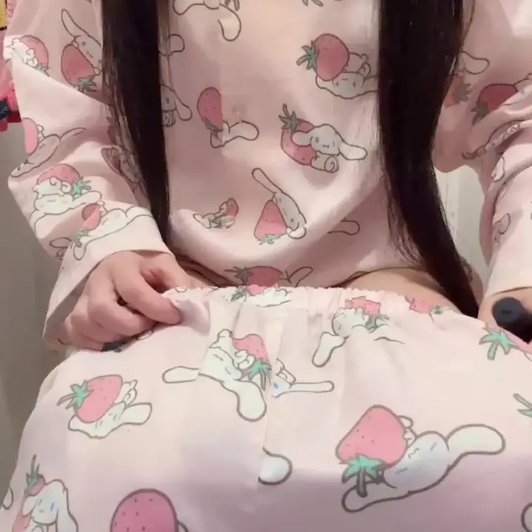 トイレで朝イチオナニーしたくなっちゃってバレないようにパジャマでこっそりオナした動画❤️スッキリした❤️4分弱。声を我慢
