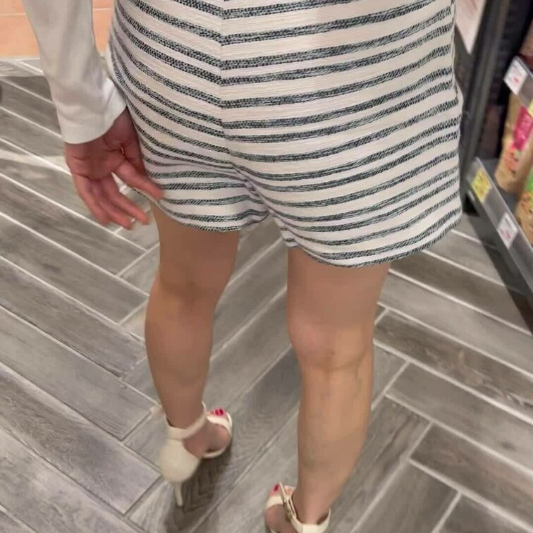 買い物後、おっぱい露出する美人妻❤️男にしゃぶられまくってきた乳首の色と形がエロい❤️