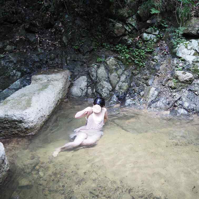 Yさん。冷たい川の中へドボン。体を張った姿です。「顔隠し訳ありヌード」にて、もっと過激な画像、動画を公開してます。