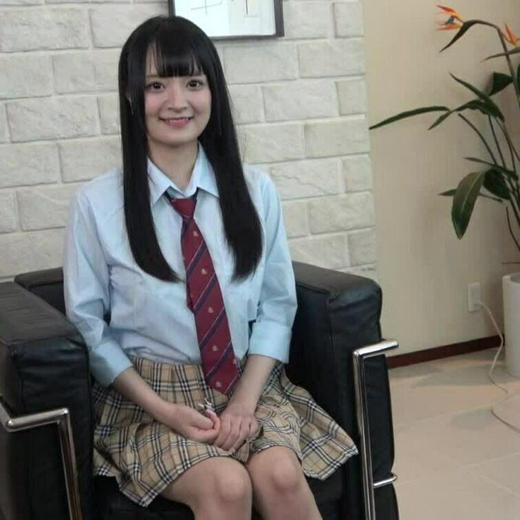 素人美女、けいちゃんのフェラ動画です。可愛いのにしっかり咥えてくれています。