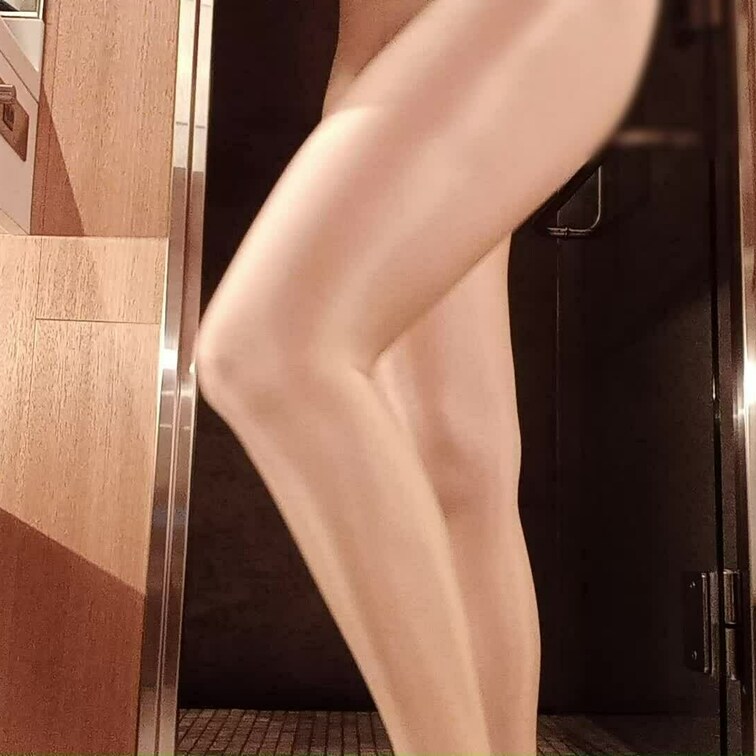 オナニーでスッキリして
最後はシャワーでサッパリ✨
パンストを脱いでシャワーブースへ


お〇っこしたくなった