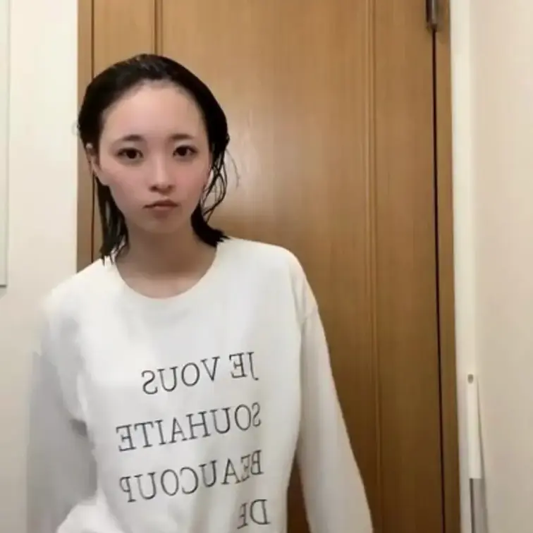 【瀬戸環奈似の女子大生】
お風呂上がりライブ♡服着たまま髪乾かし&軽ダンス→最後にちょっとだけあらわな姿公開大学で「瀬戸環奈にそっくり!」って噂の超絶可愛い女子大生が、お風呂上がりのライブを公開してくれました…♡ 最初はちゃんと服を着た状態からスタート!
まだ湿った髪をタオルで乾かしながら、「今日もお疲れ様〜」ってアナタに直接話かけてくれます。
照れくさそうに笑ったり、今日あったことをちょっと話したり…距離感がすごく近くて癒されるよ。 途中で「ちょっと踊ってみる?」って軽めのダンスも披露してくれます。
お風呂上がりでちょっと火照った顔のまま、ゆるく腰を振ったり手を動かしたりする姿が可愛すぎてヤバい… そして最後に…「ちょっとだけだよ?恥ずかしいから…」って言いながら、お風呂上がり直後のあらわな姿をチラッと見せてくれます。
タオルからこぼれる肌の艶っぽさと、瀬戸環奈似のあの顔とのギャップがたまらない…。 服着たところから始まって、会話・髪乾かし・ダンス・最後のちょっとだけヌードまで、全部入ったリアルライブです。
アナタだけに話しかける感じで見てほしい一本♡ いいね&コメントくれるとすごく嬉しいです
次ももっと見せちゃうかも…応援よろしくね!