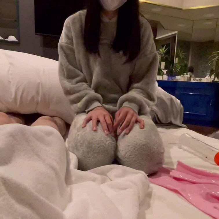 ゴム手袋✖️大人のおもちゃ責め♡
もっと動画見たい人はいいね押していただけると嬉しいです♡