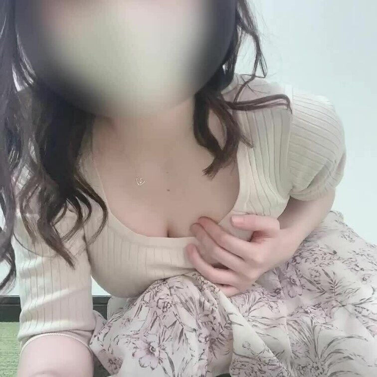 たまには動いてる生の私を✨
いいねとコメント多ければ、ここから脱ぐ動画ものせようと思います！^^