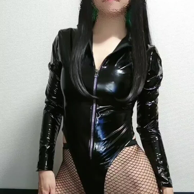 エナメルボンテージ腰振りショート動画😎本編は顔だけモザイク✨最後は大きなアレがぽ○○○⁉️