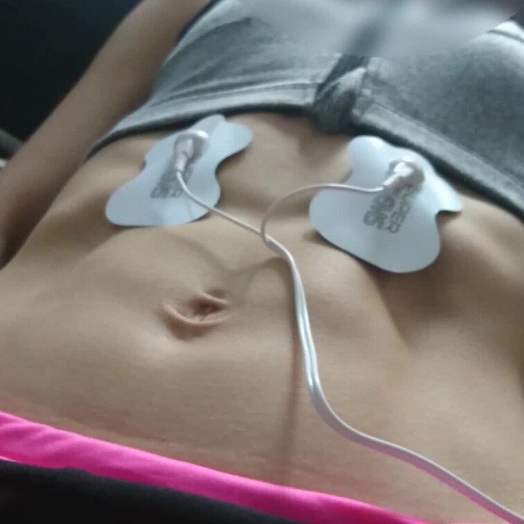 腹筋美女えぬさんの腹筋を電流で隆起させて鍛える①