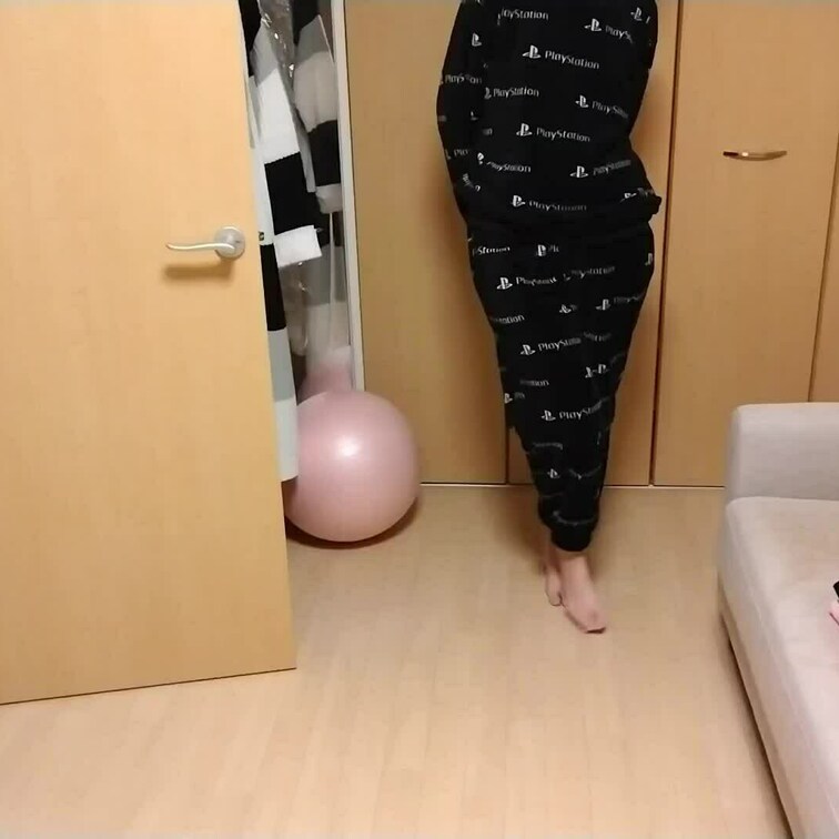 部屋着から全裸になって家の中から外に誰かいないかのぞき見(⋈◍＞◡＜◍)。✧♡