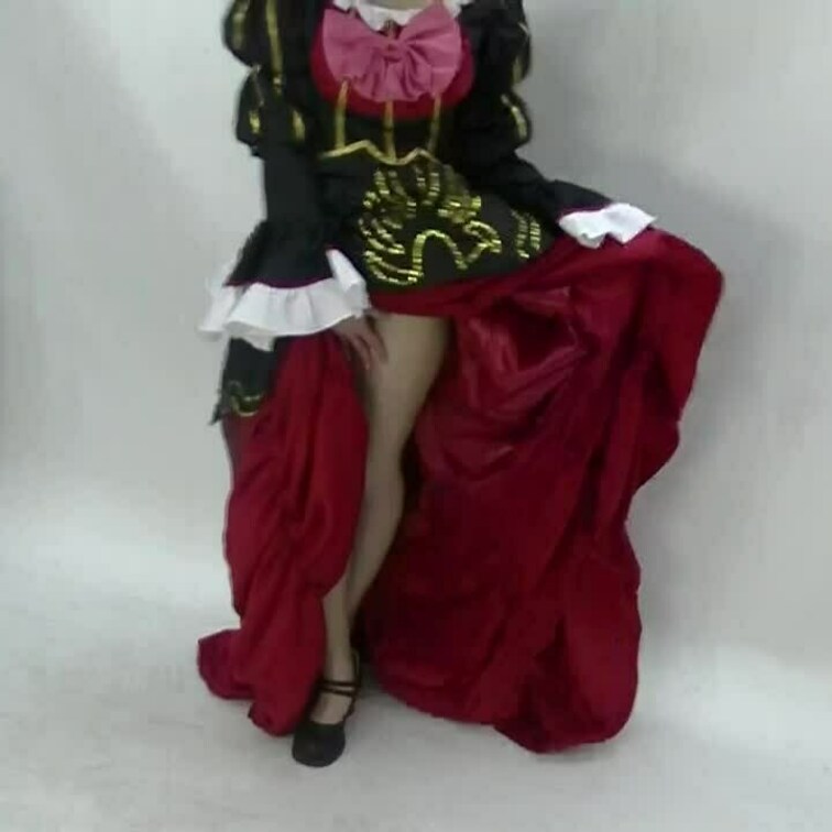 デパートのドレス売り場で佇むマネキンが・・・。
夜中、忍びこんできたコソ泥が近づいてきた途端・・・。

スカートを