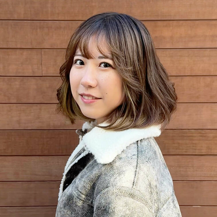 #132【MINAMI 23歳】
今回ストリートスナップに協力してくれたのは、鮮やかなブルーのスカートが目を引くMIN