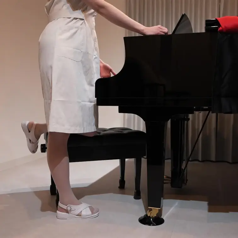 ナース服を着て、ピアノを使ってちょっとえっちなことしてみたよ🩺🎹💕
白衣の清楚さと、ピアノの上での背徳感…ドキドキする