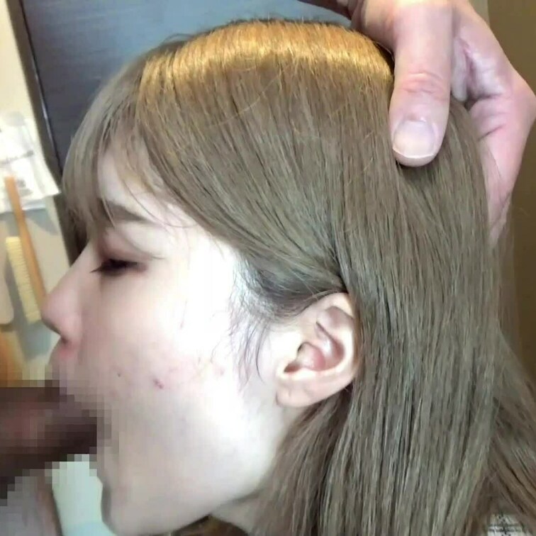 生フェラ24　ギャルデビューした激カワ女子大生をホテルの部屋に呼び出し、入室直後から即フェラスタート！
頭を押さえつけ