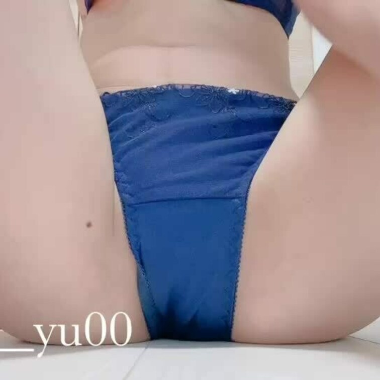 M字開脚🙈○○○！
下着のままぽなにしたら、割れ目丸見えだった💕
気持ちよくて激しく指挿れちゃった、、