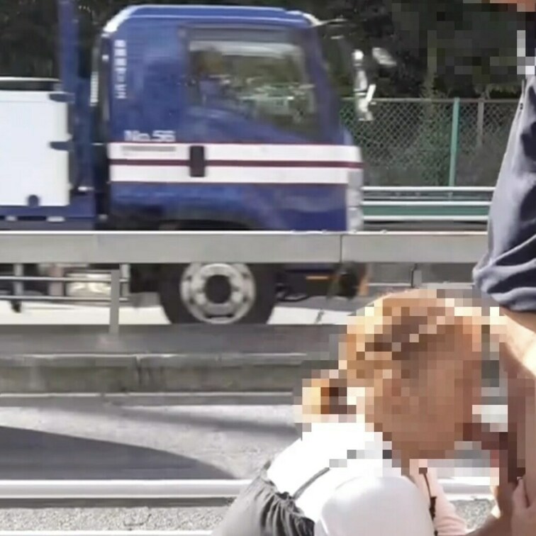 片側2車線の主要幹線道路歩道でフェラしてもらいました😆
見られてるような見られてないような…