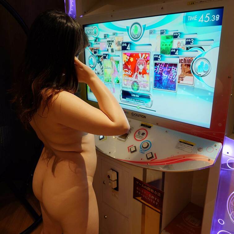 ちょっと前にtwitterで、全裸でダンスエボリューションをやる画像がバズっていましたが、男性だし、スタンプで隠されてい