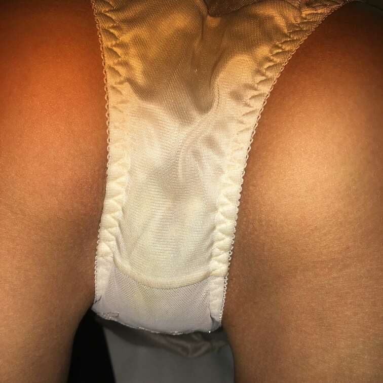 先日お会いしてきた素人女子さん。
30代OL です。
良いお尻と可愛いパンティ。

んー、やっぱ白パンティ好きだ