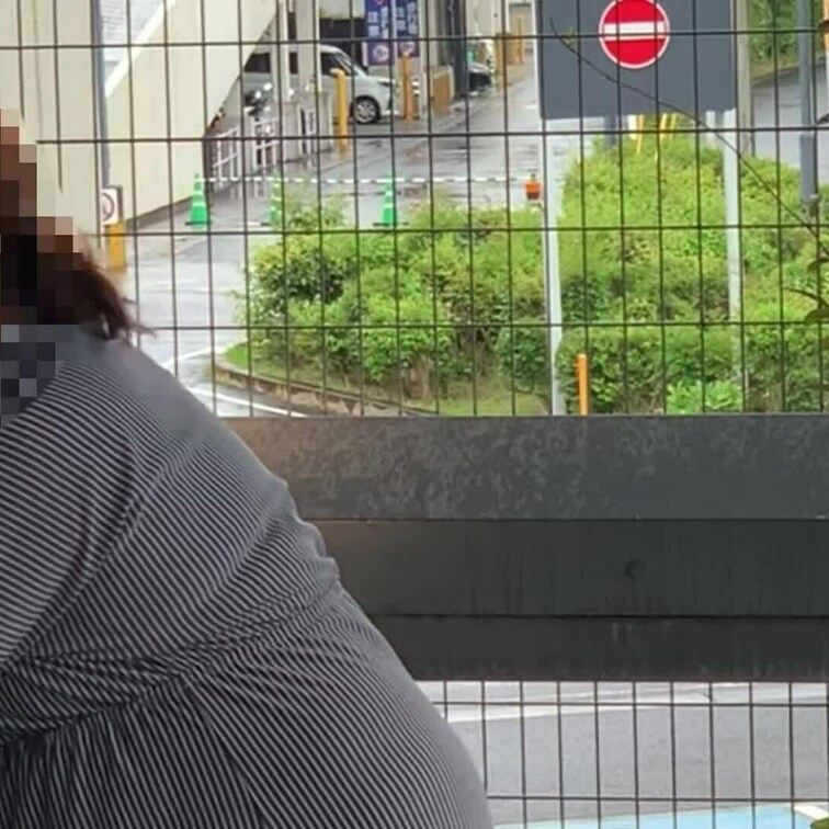 旦那さんごめんなさい、また奥様とショッピングモール立体駐車場の道沿い側でフェラ、中出しセックス💕
見えないと思ったら意