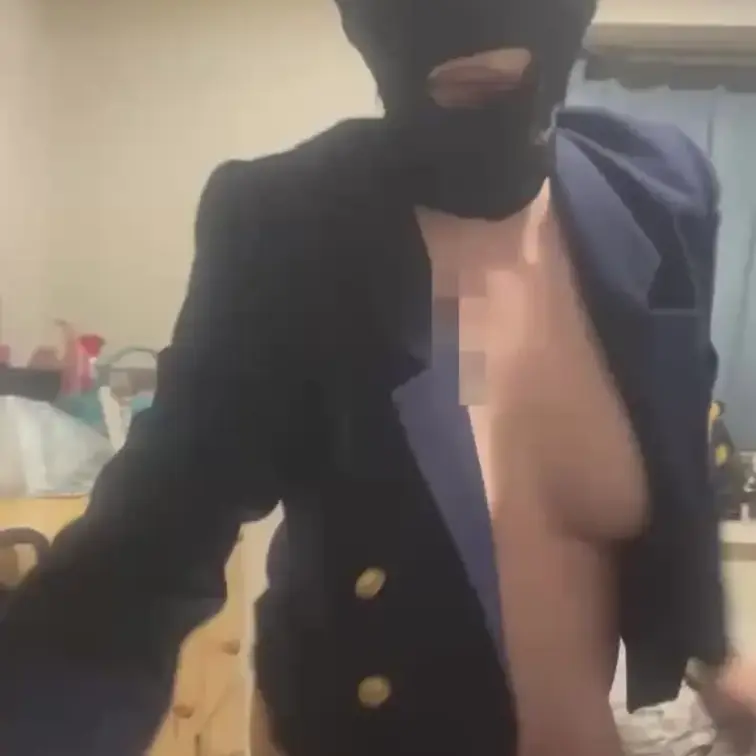 妊娠9ヶ月のお乳とお腹の張った妊婦が、変態マスクと卑猥な格好でガニ股チン媚び変態ダンス＆オナニーをする動画です(/ω＼*