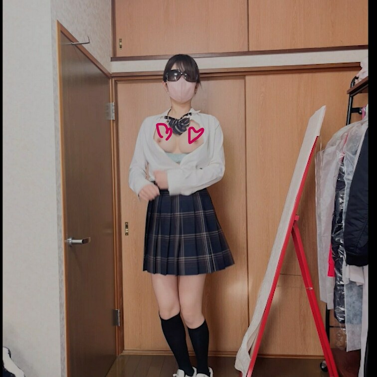 踊りながら服を脱いでオッパイ丸出しにしました