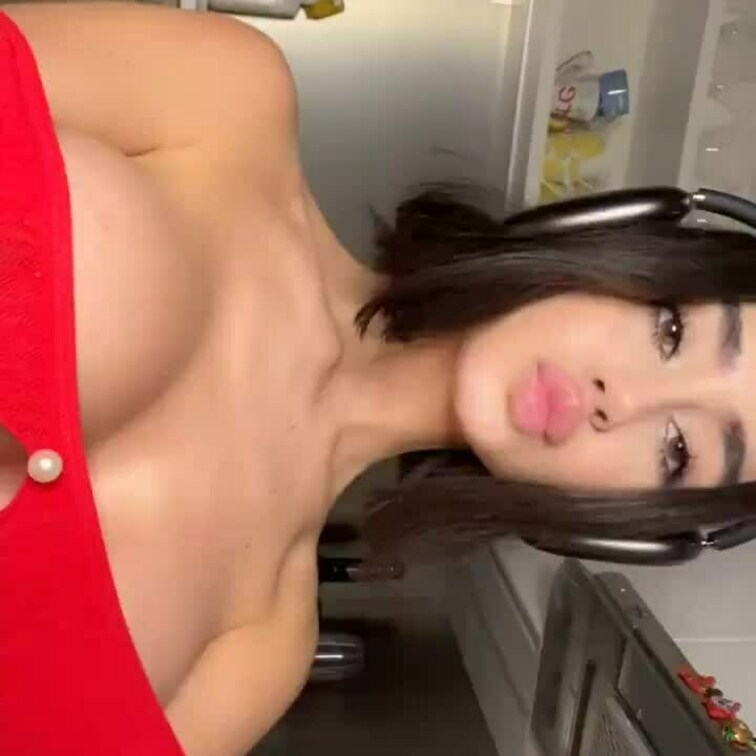 舌と大きな胸、どっちが好き？もっと近くで感じてみたいでしょ…💋👅💖
