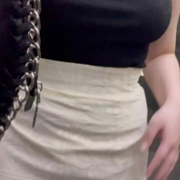 短い動画でごめんなさい🥺🙏💦
下着きない派だけど夏はやっぱり下乳谷間も太ももも汗かくから、汗が服に染みると恥ずかしいこ