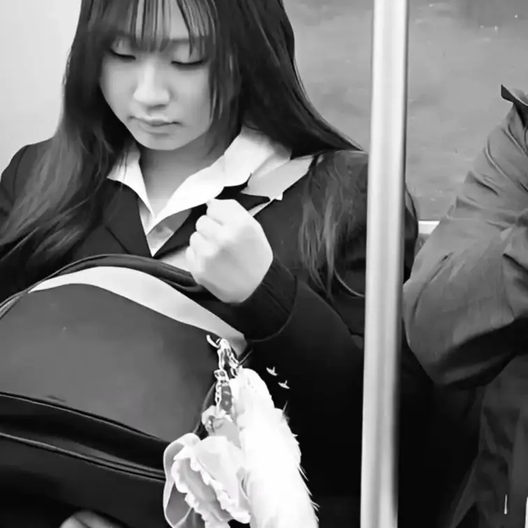 〇〇線の車内にて
以前にも見かけた太ももがそそる女子
カバンの下でモゾモゾし始めます
前回も同じカバンの下でしてい