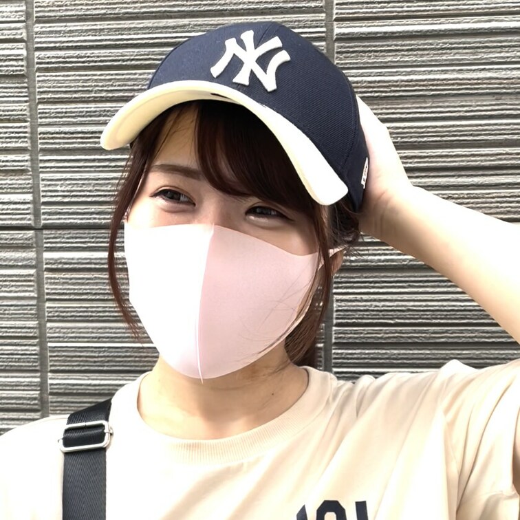 ＃1【 M○○○ 23歳】
今回ストリートスナップ撮影に協力してくれたのは、ヤンキースキャップが似合うカフェ店員まいち