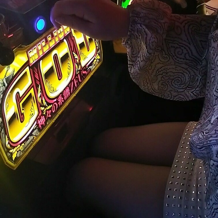 （続編）
打ち方もわからないのに
カップレスブラ、ミニスカで
GOD打つ巨乳OL
ミニスカをズリ上げ
三角ゾー