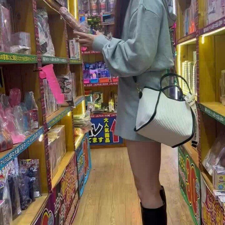 こないだはお気に入りのおもちゃを見つけて自分でレジに行って購入していました🤭