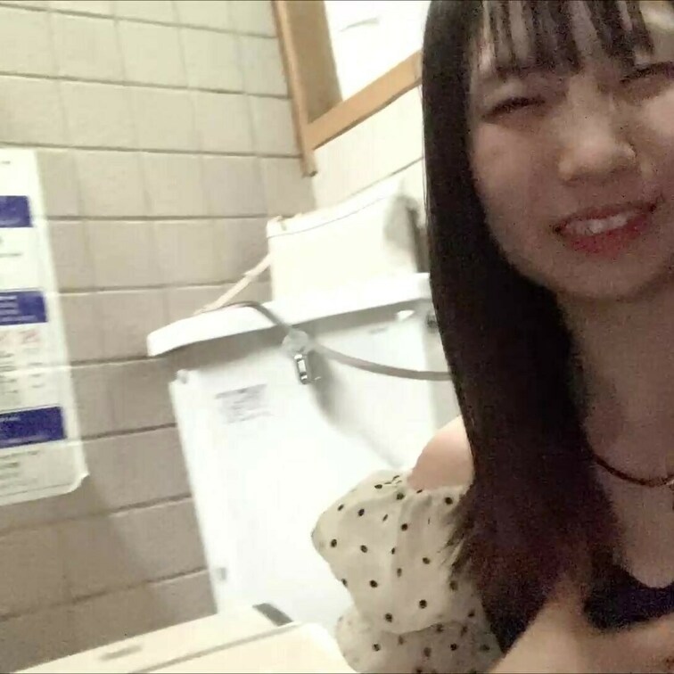 トイレで聖水撮影後、ストッキングが絡まるハプニング。
