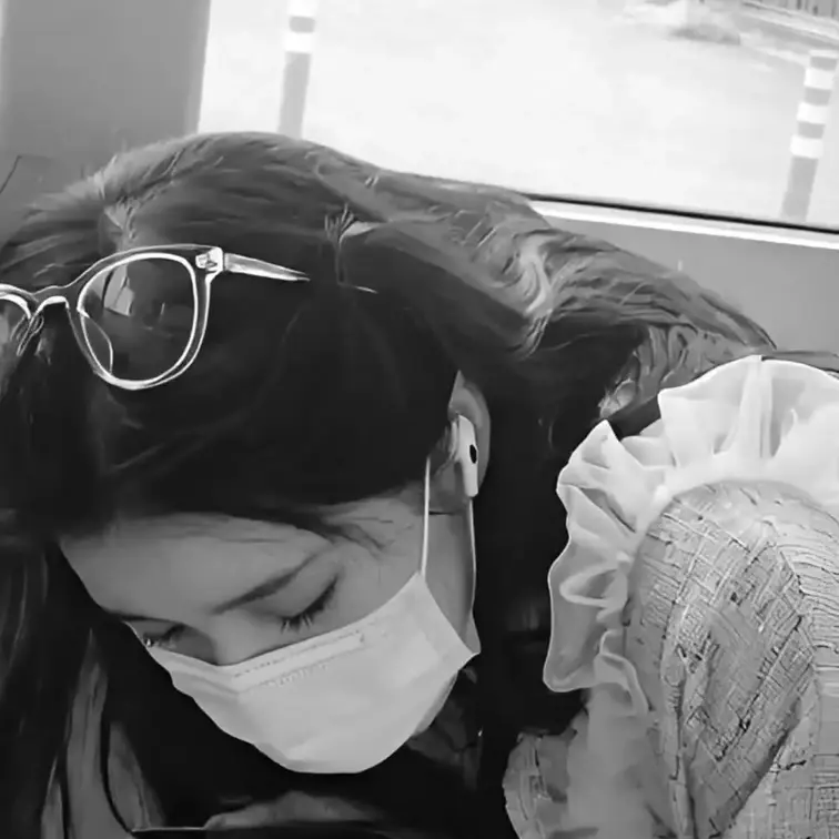 土曜日の路線バス
大きなトランクを抱えた女性を発見
これから彼氏と遠出でもするのか全身おしゃれな出で立ち
こんな女