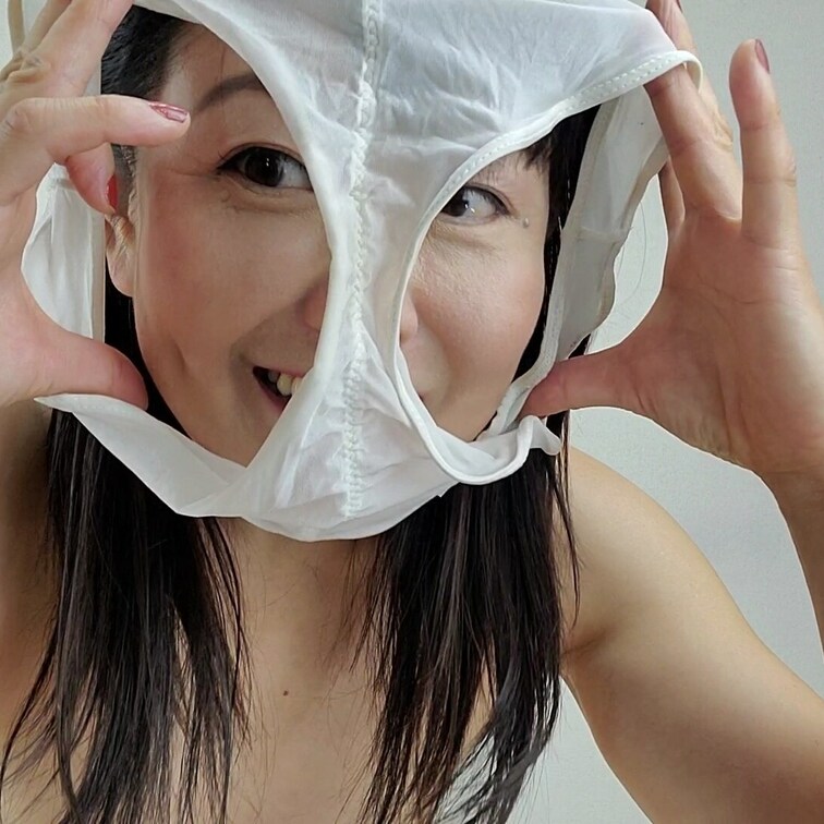 透け透けの白パンティ登場～
ヌードよりも
履いている方がエロい
パンツに包まれるお股って
イヤらしいね～
セン