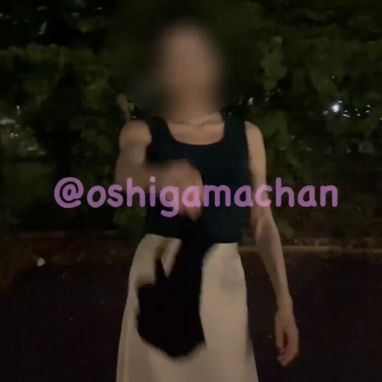 夜の公園でおしっこしてみた🥹
思いのほか人通り多くてﾄﾞｷﾄﾞｷ💓

地面に滲んでいく感じが好きっ！！！

