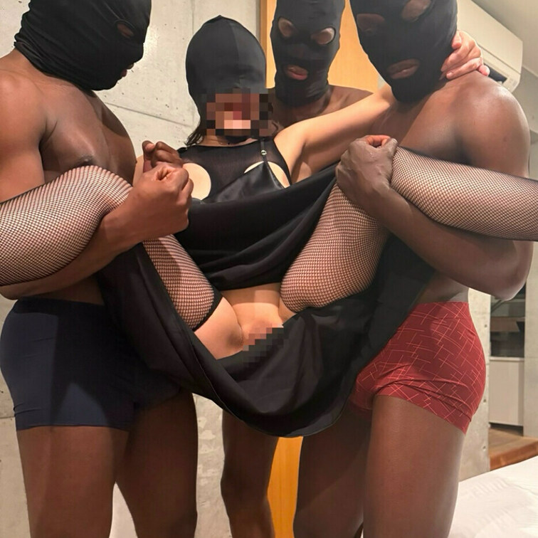 旦那の前で美人妻とハードコアNTR中出し4P🔥
Hardcore creampie foursome with a